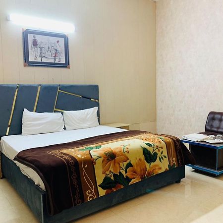 Royal Fort Executive Hotel Gulberg Lahore Bagian luar foto