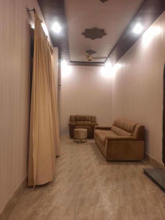 Royal Fort Executive Hotel Gulberg Lahore Bagian luar foto