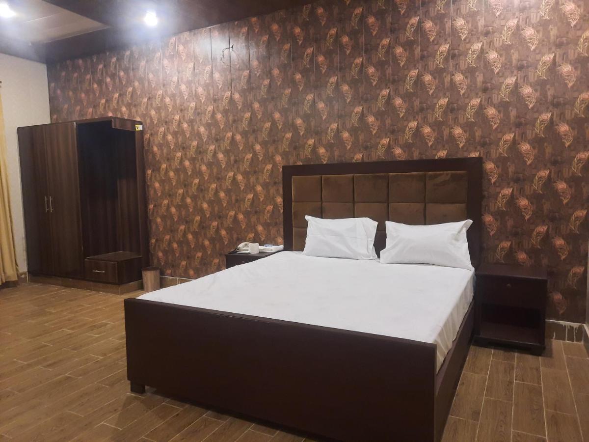 Royal Fort Executive Hotel Gulberg Lahore Bagian luar foto