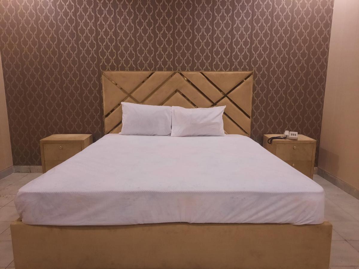 Royal Fort Executive Hotel Gulberg Lahore Bagian luar foto