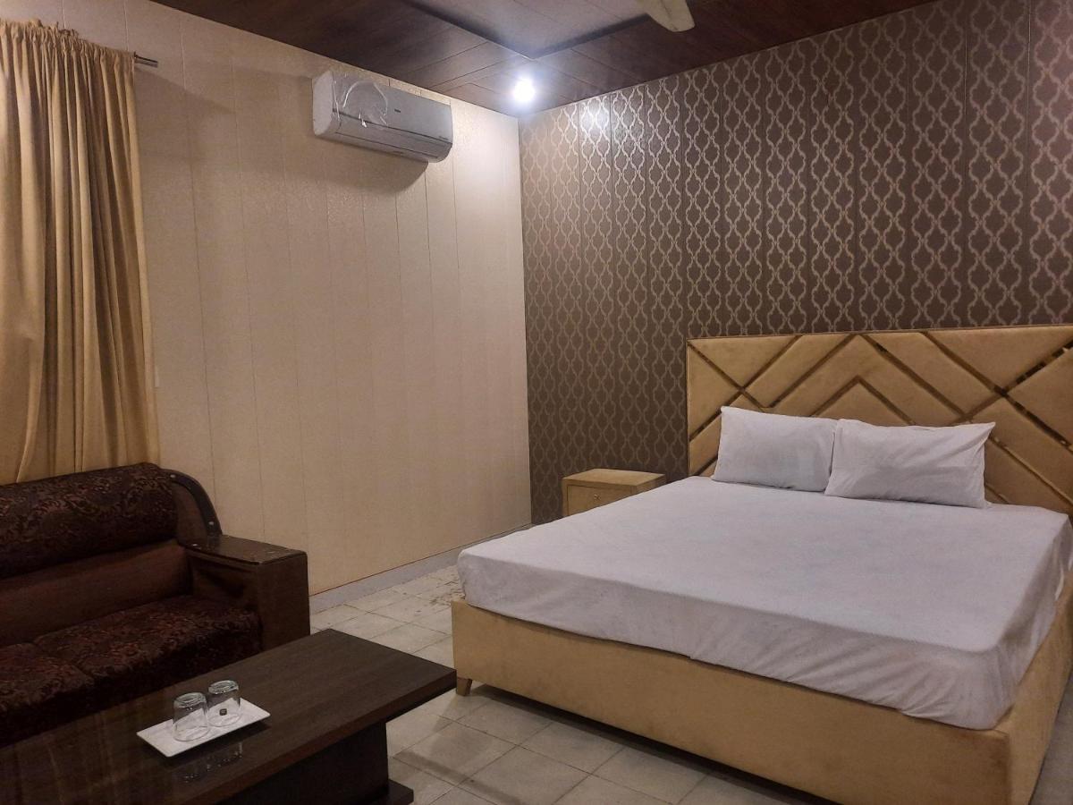 Royal Fort Executive Hotel Gulberg Lahore Bagian luar foto
