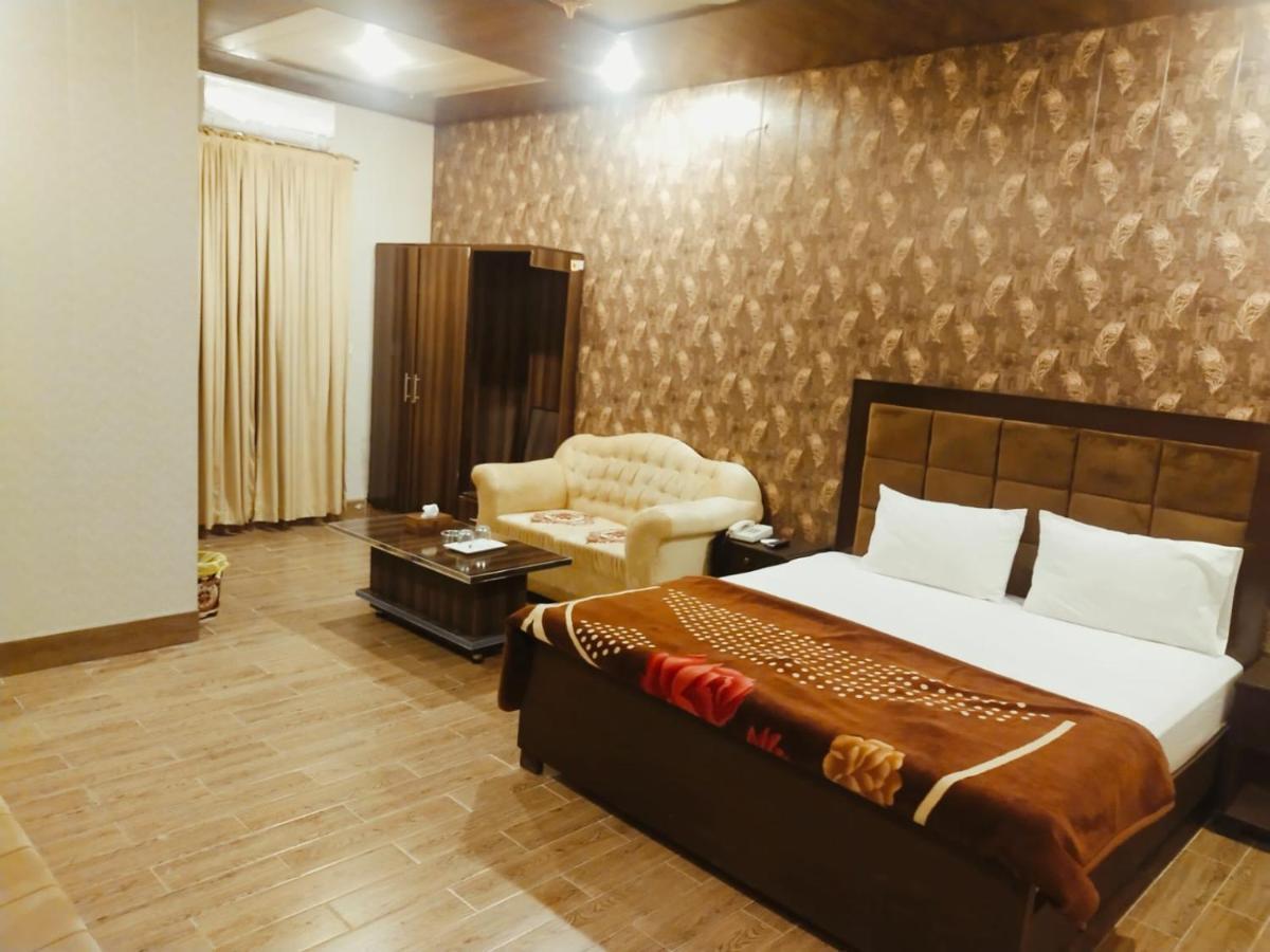 Royal Fort Executive Hotel Gulberg Lahore Bagian luar foto
