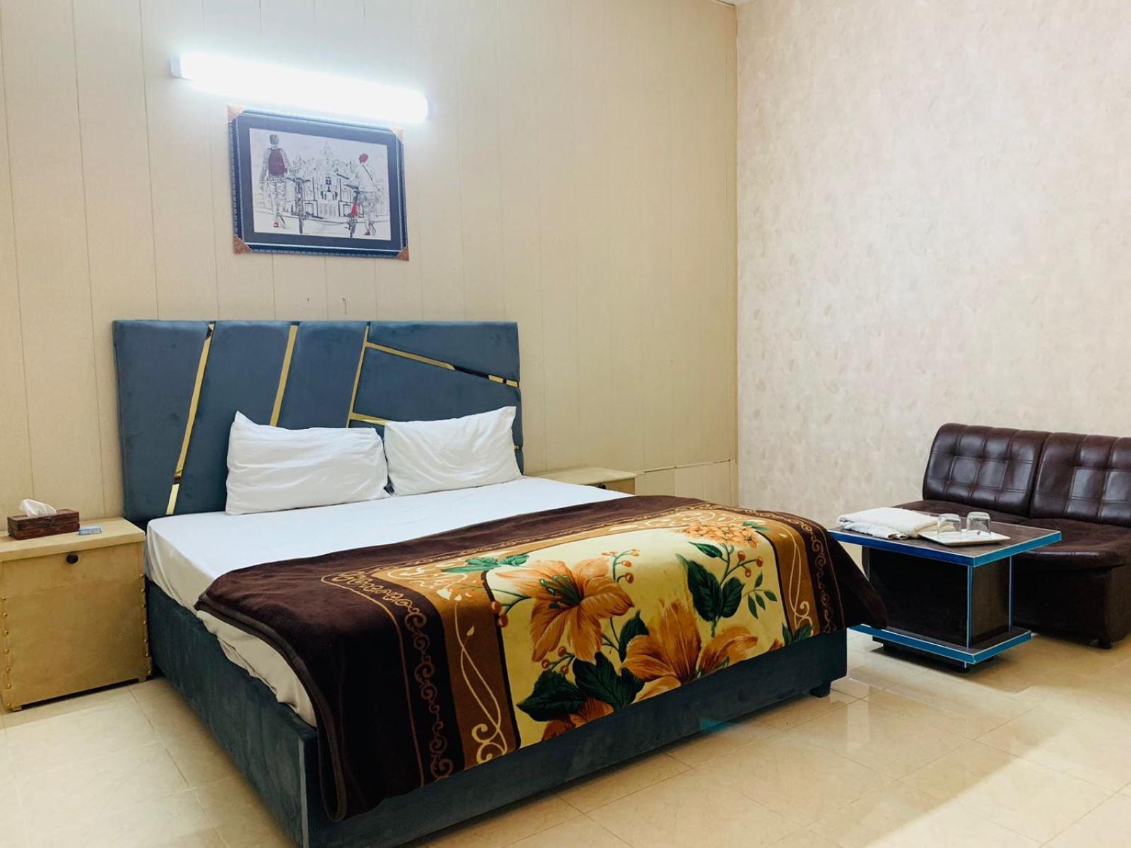 Royal Fort Executive Hotel Gulberg Lahore Bagian luar foto