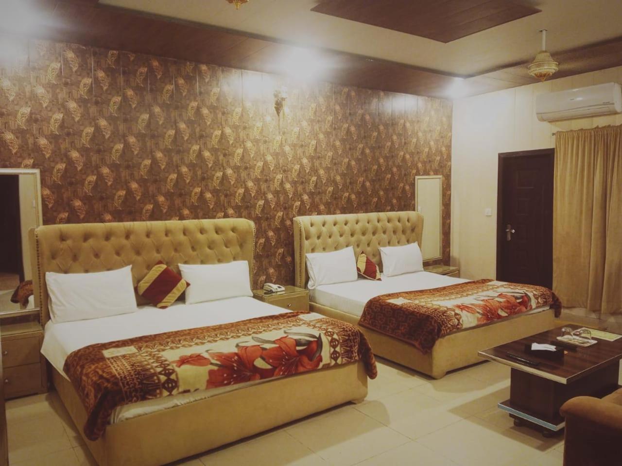 Royal Fort Executive Hotel Gulberg Lahore Bagian luar foto