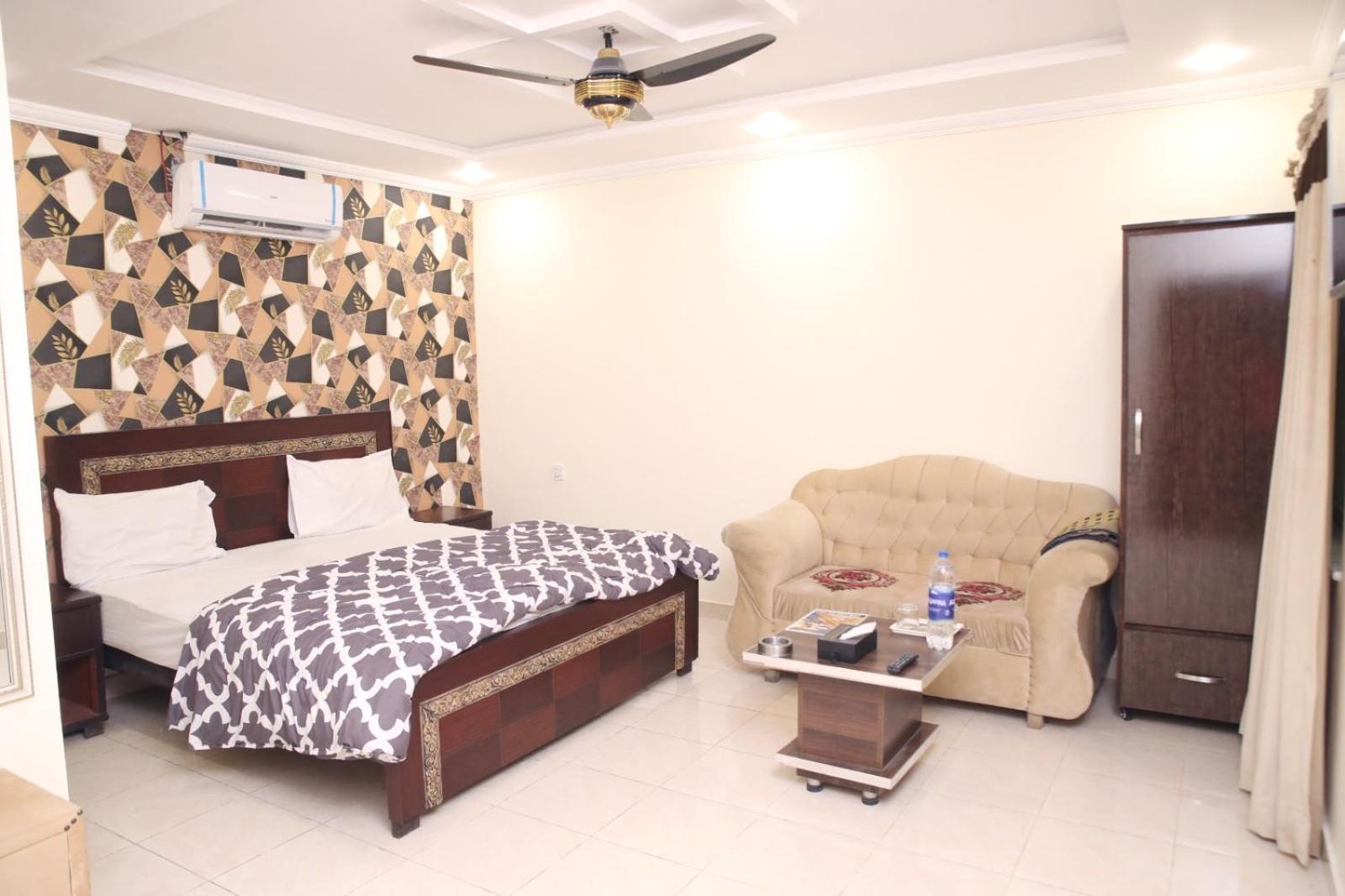 Royal Fort Executive Hotel Gulberg Lahore Bagian luar foto