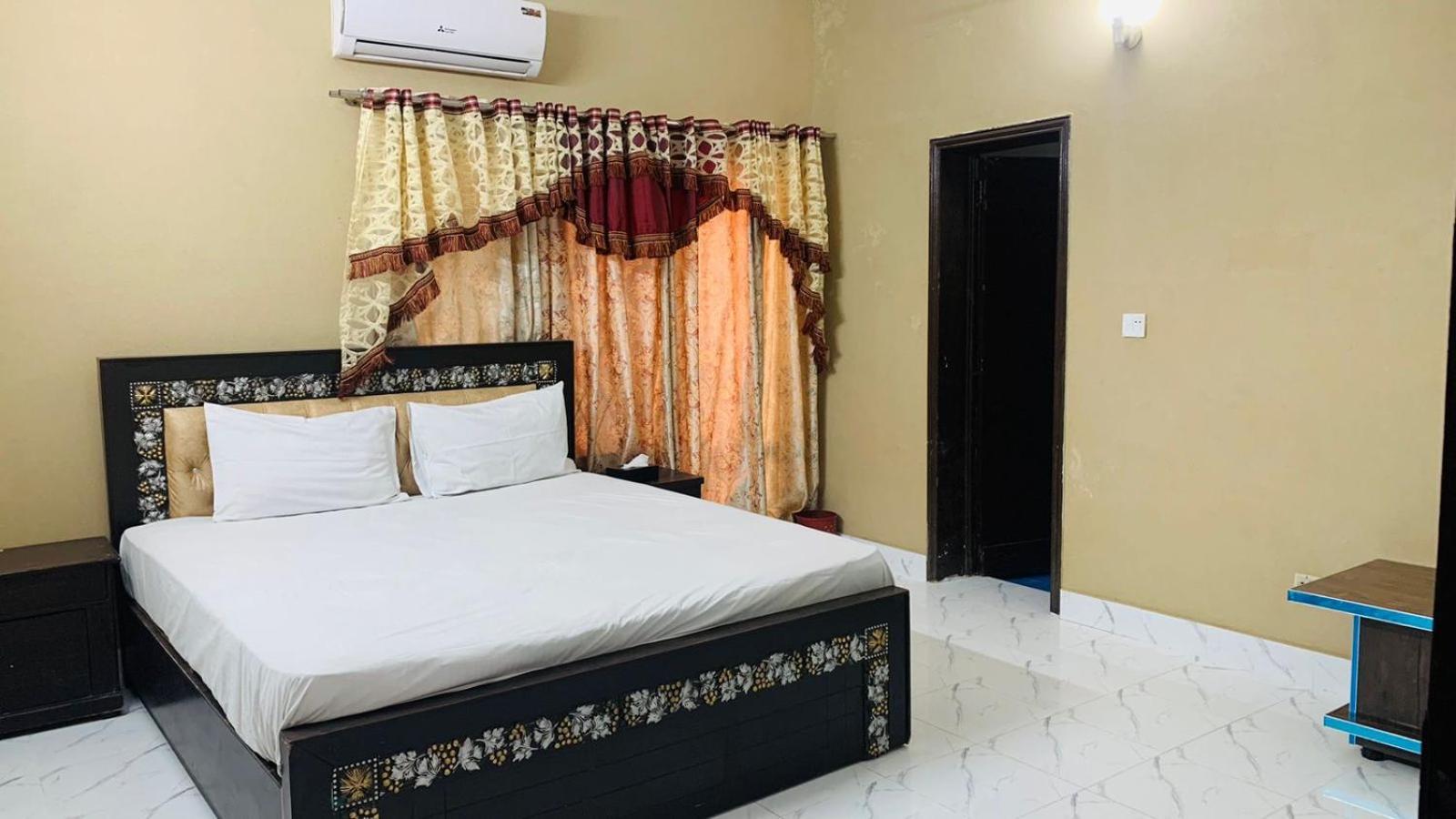 Royal Fort Executive Hotel Gulberg Lahore Bagian luar foto