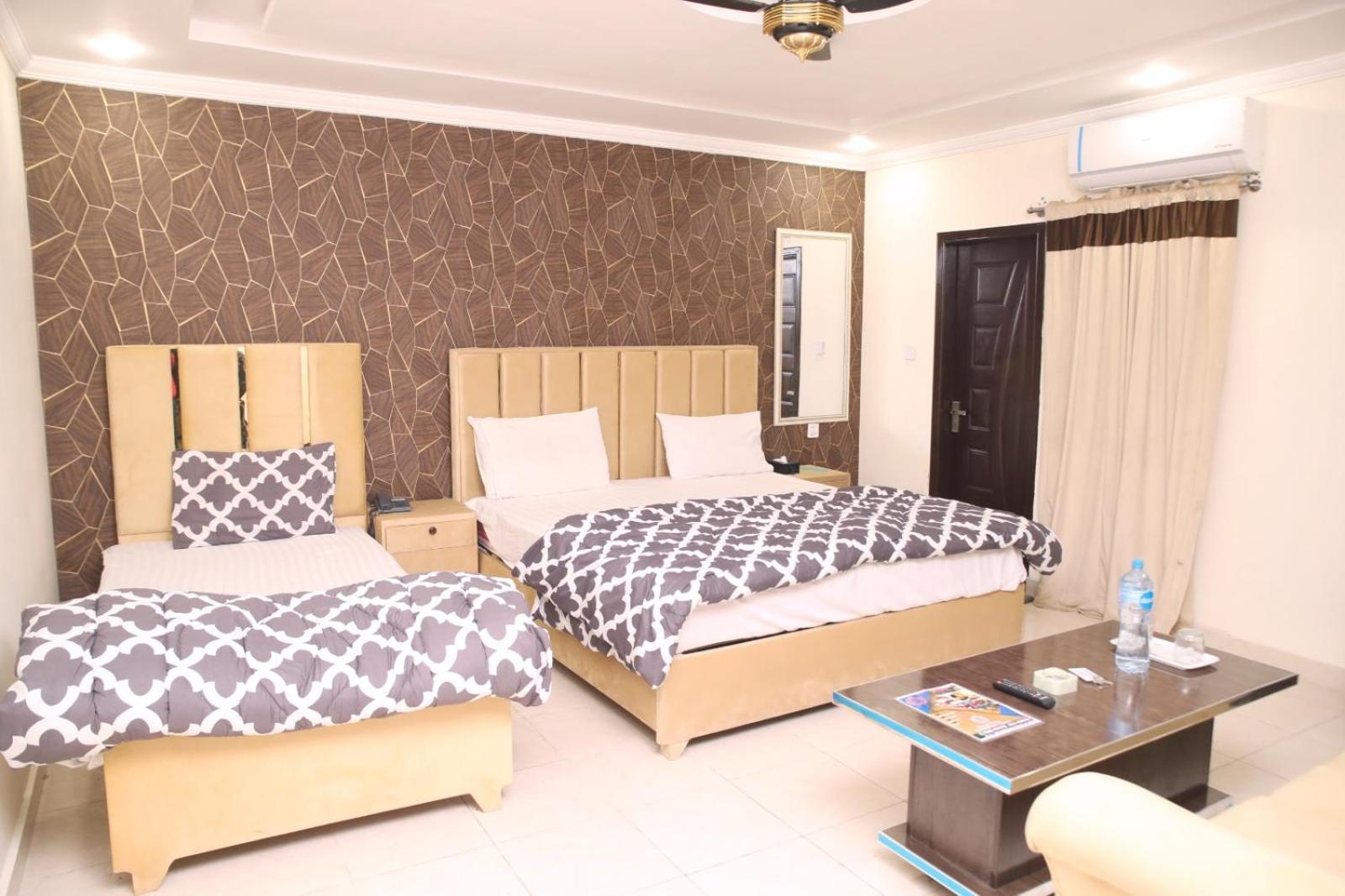 Royal Fort Executive Hotel Gulberg Lahore Bagian luar foto