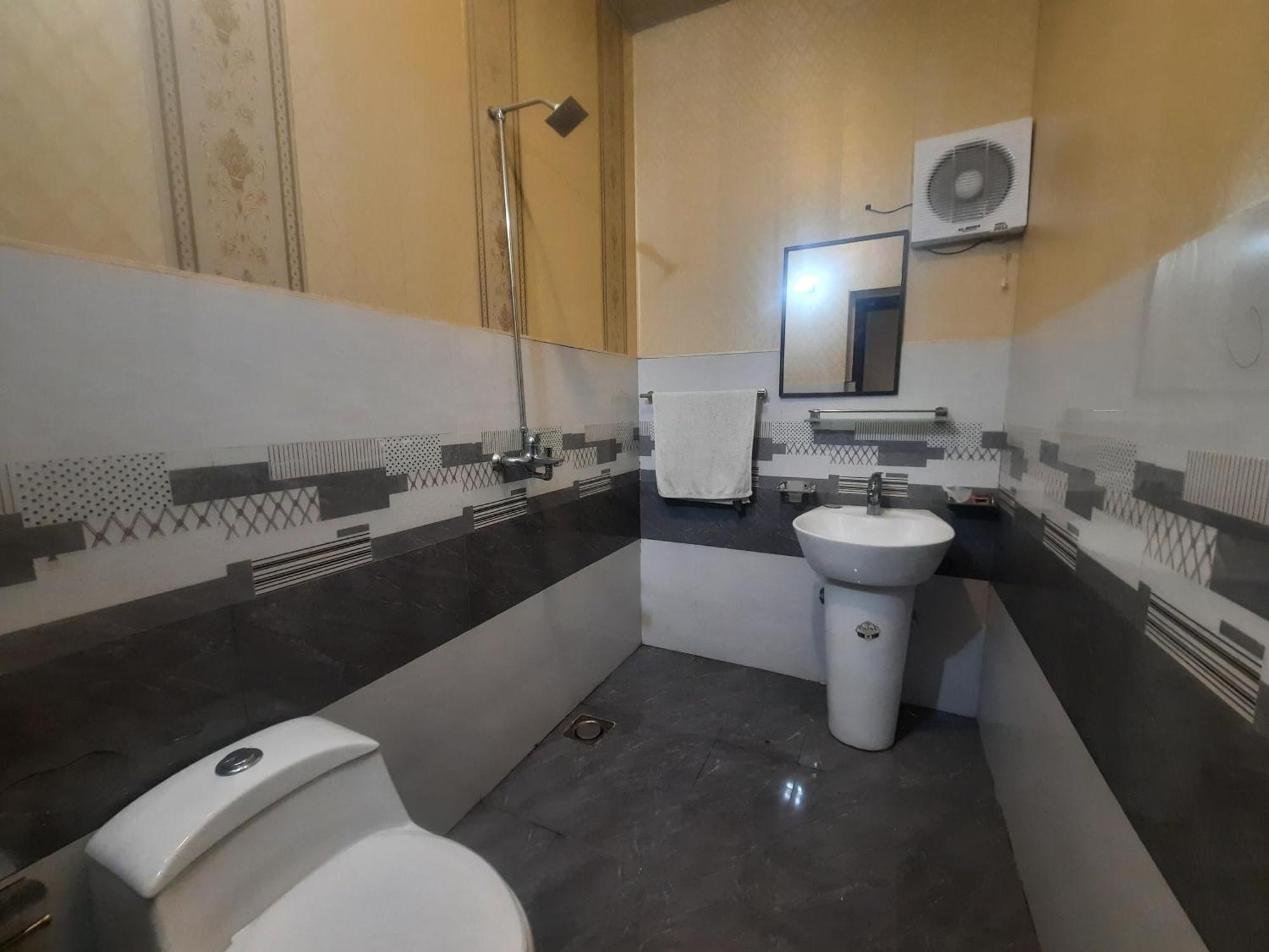 Royal Fort Executive Hotel Gulberg Lahore Ruang foto